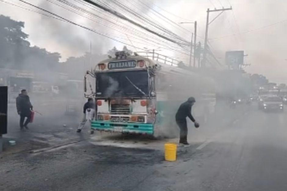 Un autobús prendió en llamas esta mañana en carretera a El Salvador. (Foto: Captura de video)