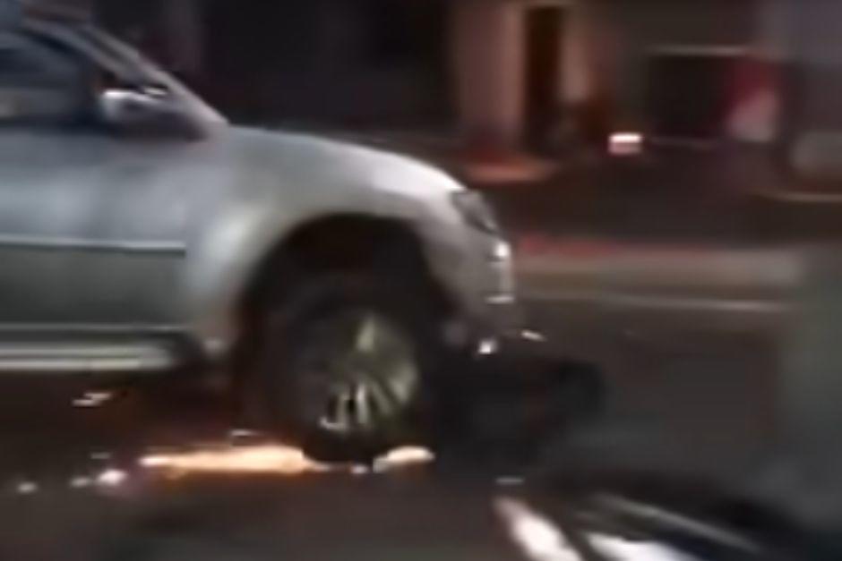 Una motocicleta fue arrastrada por varios metros por un picop. (Foto: Captura de video)