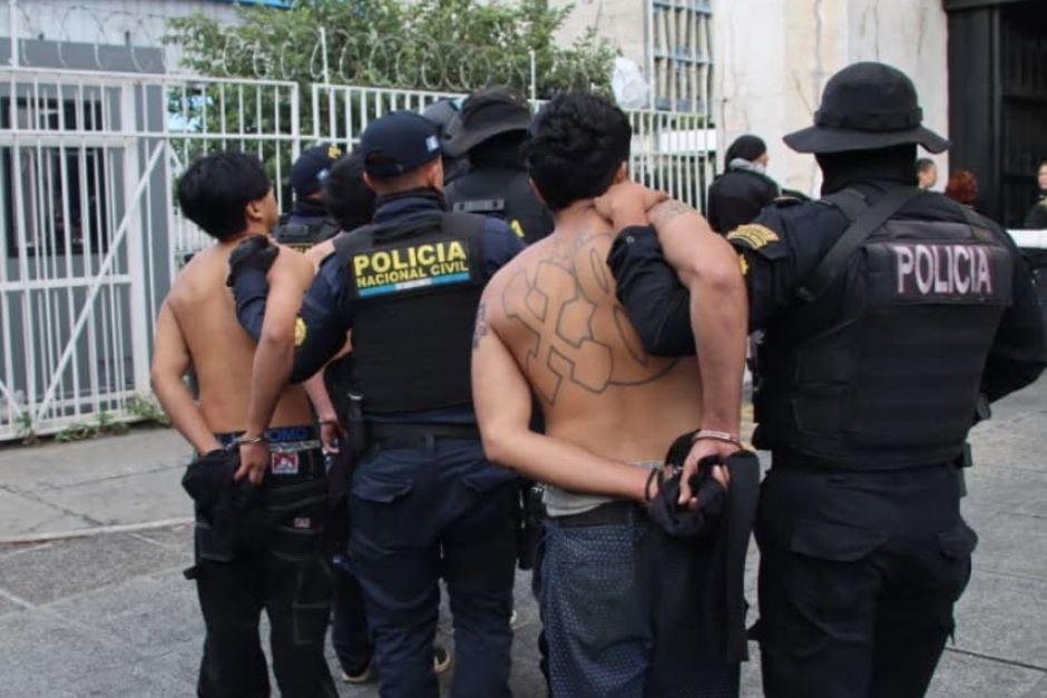 Tres de los detenidos cuentan con antecedentes por distintos delitos. (Foto: PNC)
