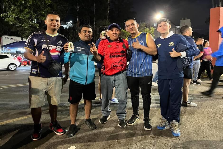 Unidos por el futbol. Hinchas de ambos conjuntos compartieron en las afueras del estadio. (Foto: Rudy Martínez)