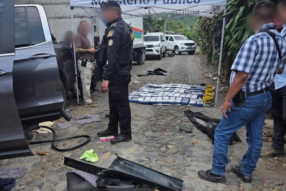 Durante el operativo se localizaron varios paquetes con posible droga escondidos dentro de un vehículo. (Foto: PNC)