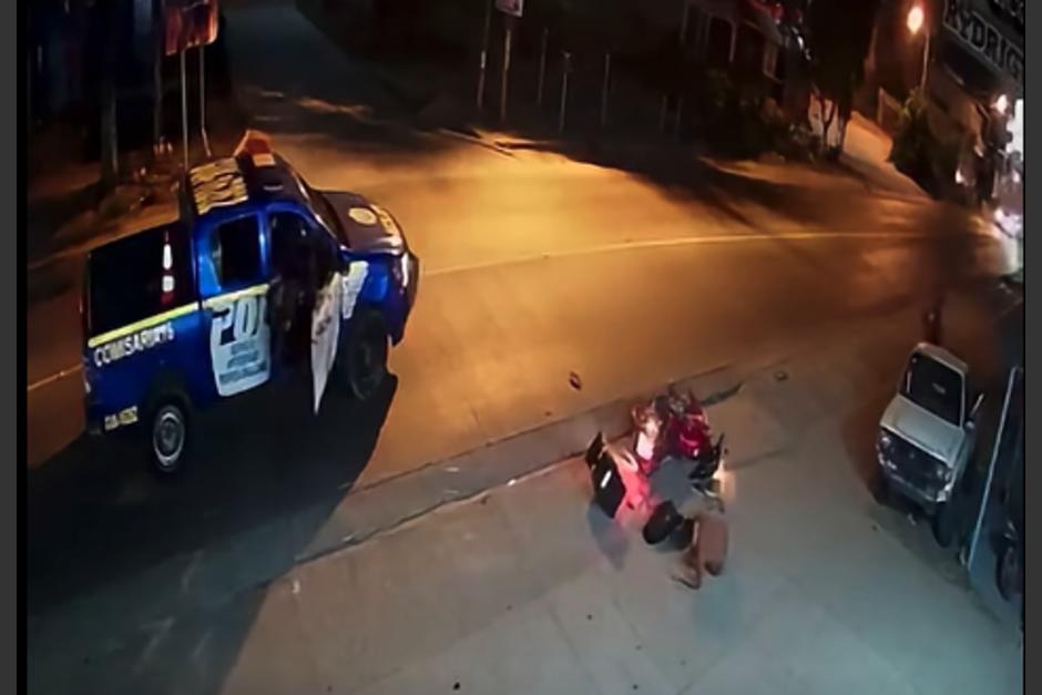 El motorista logró levantarse luego del impacto. (Foto: captura de video)