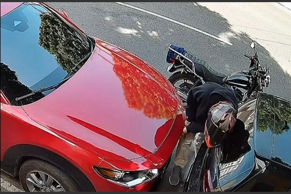 El robo fue ejecutado en segundos. (Foto: captura de pantalla)