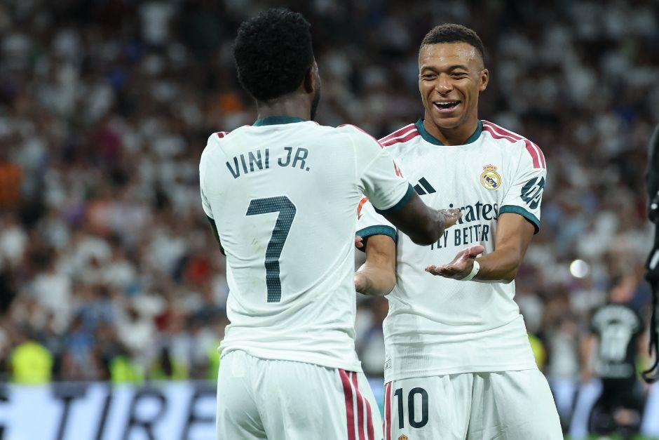 Vinicius y Mbappé fueron las figuras de los blancos en la primera goleada de la temporada. (Foto: AFP)