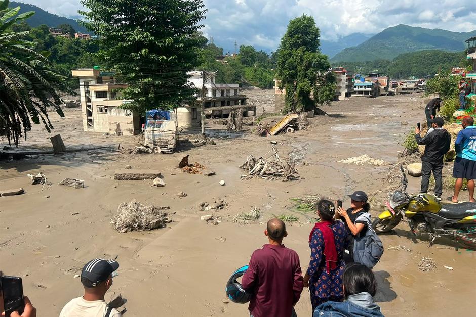 Al menos 160 personas han fallecido y cientos de víctimas continúan desaparecidas tras inundaciones en Nepal y China. (Foto: AFP)