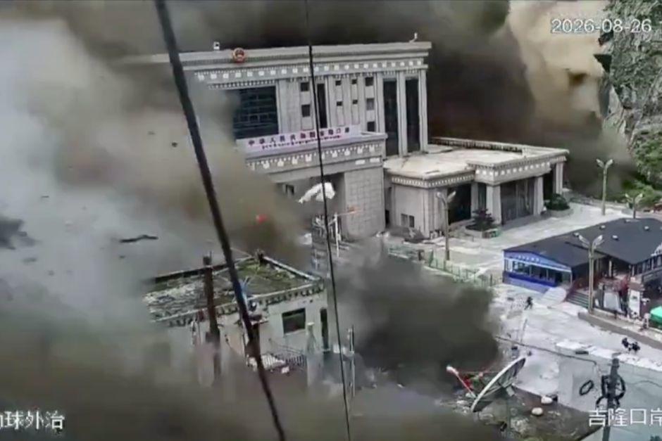 La zona fronteriza de Nepal con China sufrió una enorme inundación y ha dejado cientos de desaparecidos. (Foto: Captura de video)