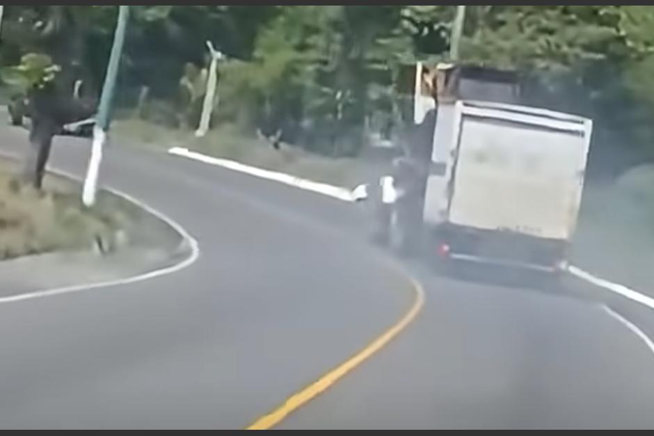 La docente fue arrollada por un camión de remolque. (Foto: captura de video)