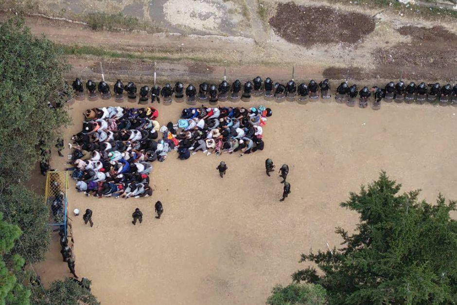 Los reos ubicado en la cárcel Pavón son revisados por las autoridades en búsqueda de ilícitos. (Foto: Ejército de Guatemala)