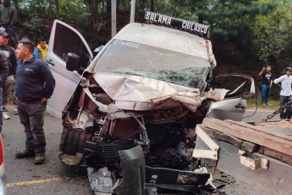 Varias personas fueron trasladadas a un centro asistencial tras el fuerte accidente. (Foto: CVB)