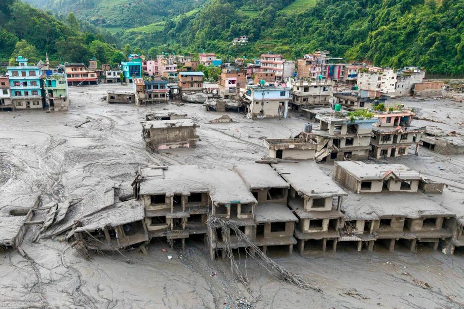 Más de 350 muertos y más de 1,300 desaparecidos ha dejado la riada entre Nepal y China. (Foto: AFP)