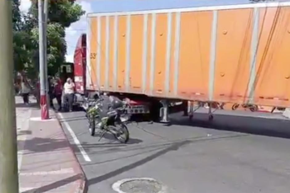 Le mujer fue auxiliada por bomberos, quienes la trasladaron a un centro asistencial. (Foto: Captura de video)
