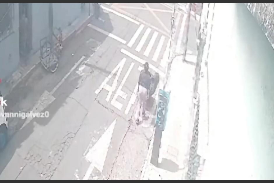La mujer ha sido captada, en varias ocasiones, tirando grandes cantidades de basura. (Foto: captura de video)
