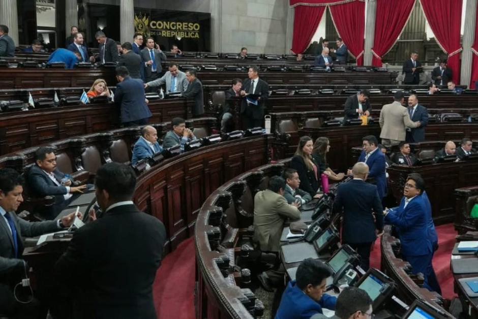 Las conversaciones en el Congreso para frenar el alza de los combustibles avanzan con lentitud. (Foto: Wilder López/Soy502)