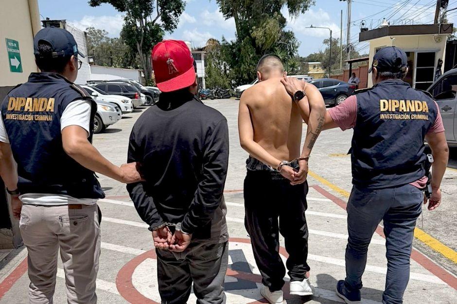 Los detenidos fueron sorprendidos cuando recogían dinero de extorsión. (Foto: PNC)