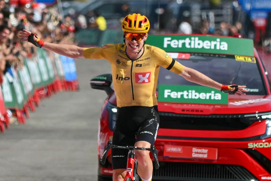 Andreas Leknessund alza los brazos en señal de victoria en Valdelinares. (Foto: AFP)
