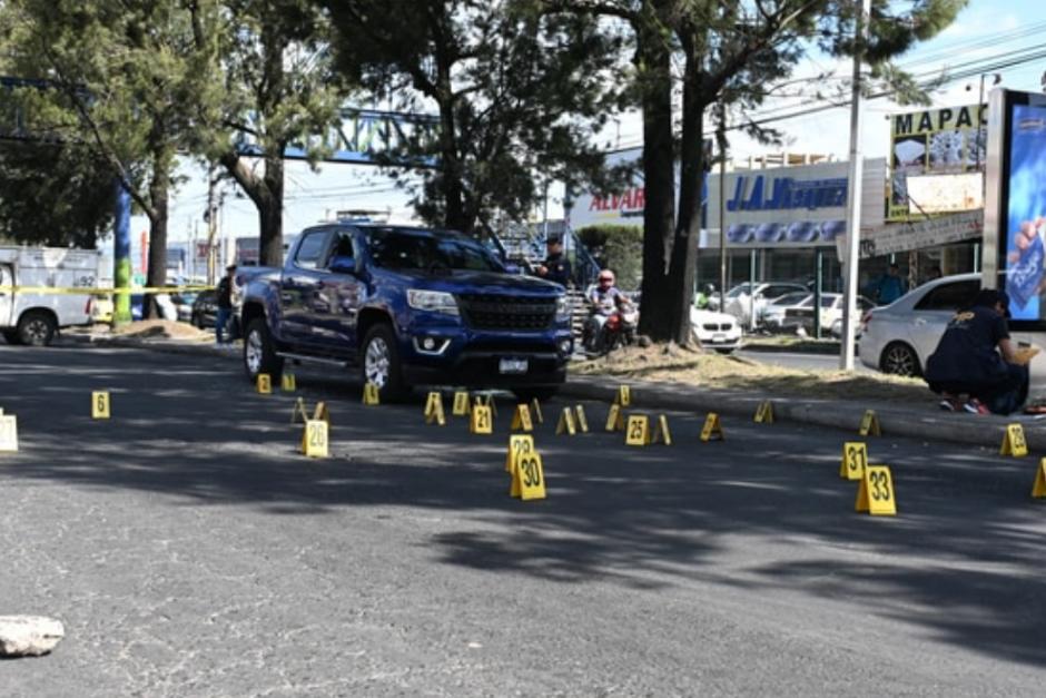 El vehículo tipo picop quedó detenido en la calzada San Juan, zona 7. (Foto: José Luis Pos)