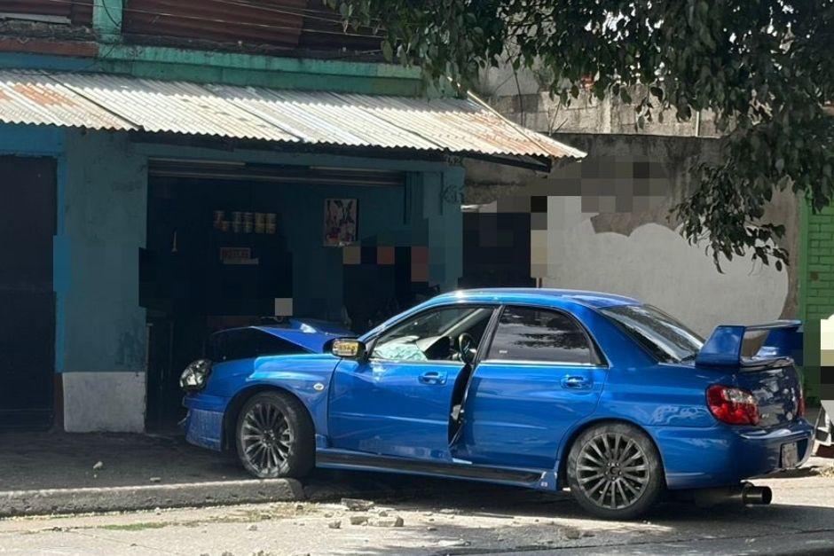 EL vehículo quedó empotrado en el interior de la vivienda. (Foto vía: Bomberos Municipales, Mixco)