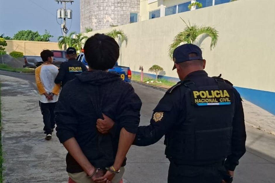Los hombres fueron sorprendidos portando armamento. (Foto vía: Policía Nacional Civil)