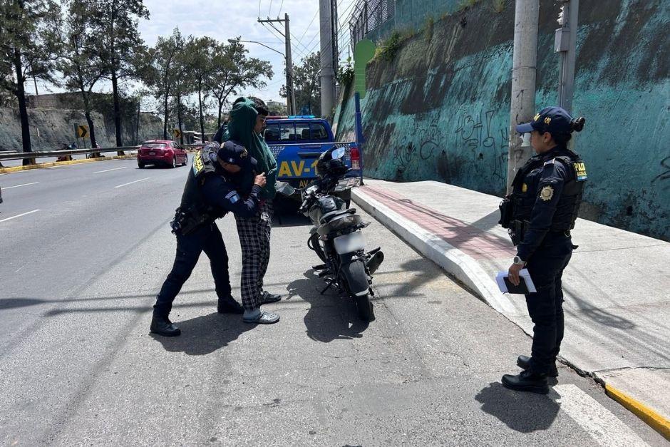 Las fuerzas de seguridad inspeccionan a los motoristas tras un asalto que quedó grabado en el Anillo Periférico. (Foto: PNC)