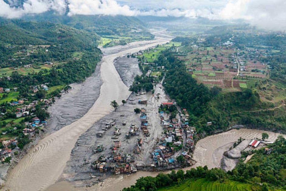 Una devastadora riada ha dejado más de 550 fallecidos y casi 1,400 desaparecidos en Nepal y China. (Foto: AFP)