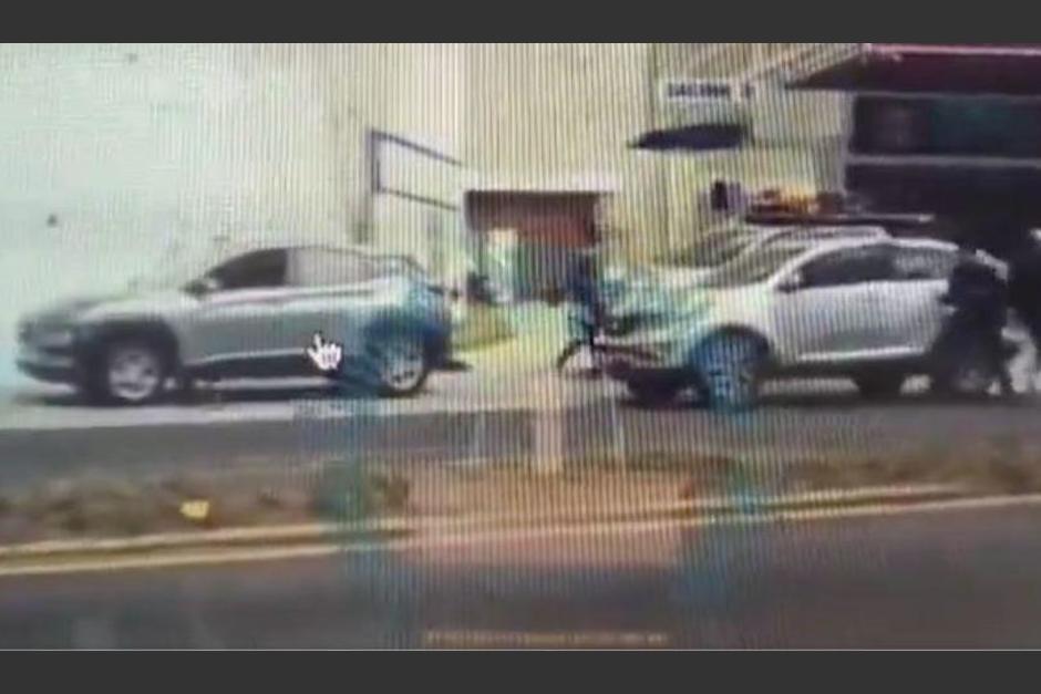 Delincuentes a bordo de dos vehículos cometieron un asalto en San Cristóbal, Mixco. (Foto: Captura de video)
