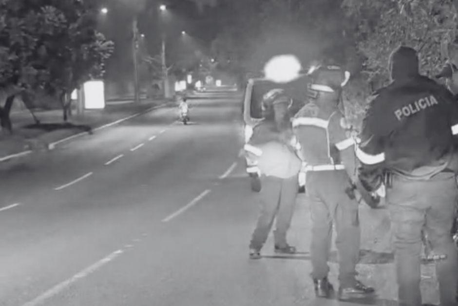 El cuerpo de una persona fue hallado la madrugada de este sábado en la zona 4 de Mixco. (Foto: Captura de video/CBM)