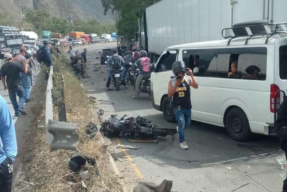 El hecho ha paralizado la circulación vial en la ruta al Pacífico hacia Palín, Escuintla. (Foto vía: Policía Municipal de Tránsito, Villa Nueva)