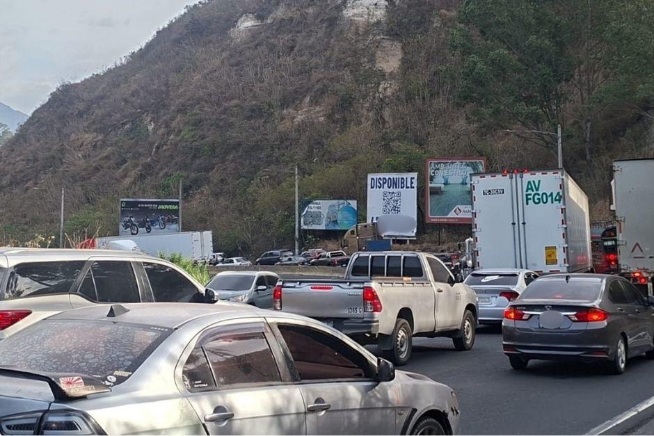 Alta congestión vehicular se ha originado tras fuerte accidente de tránsito. (Foto vía: Policía Municipal de Tránsito, Villa Nueva)