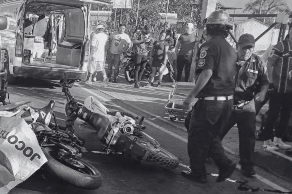 Los hombres circulaban sobre la ruta cuando fueron atacados. (Foto vía: Bomberos Municipales Departamentales)