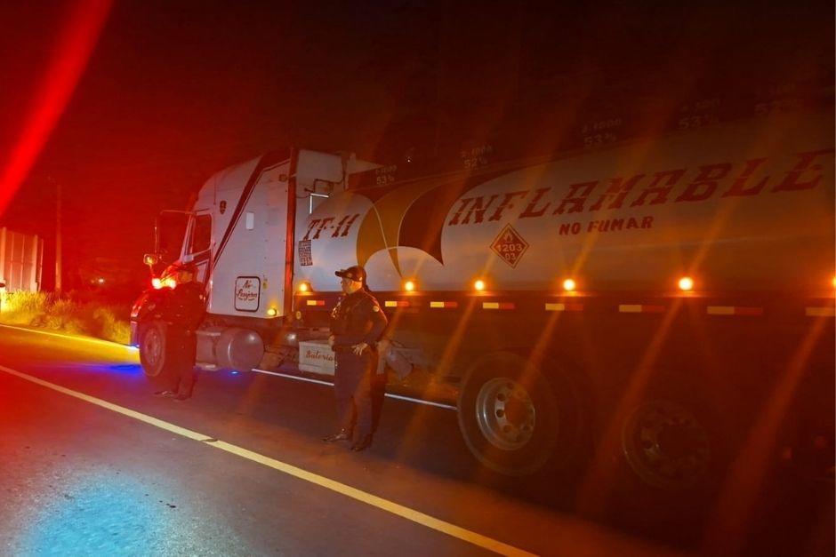 Dos hombres robaron el transporte en plena marcha. (Foto: PNC)