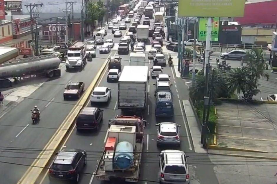 Largas filas de transportes se han formado y quienes esperan avanzar esta tarde del sábado. (Foto vía: captura de video)