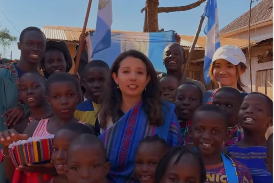 La científica guatemalteca Andrea del Valle se reunió con los niños que han mostrado la música de Guatemala. (Foto: Instagram)