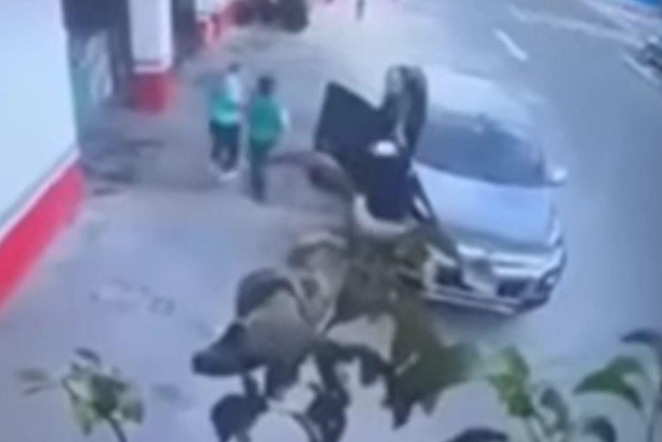 La pareja fue despojada de sus pertenencias y su vehículo. (Foto vía: captura de video)