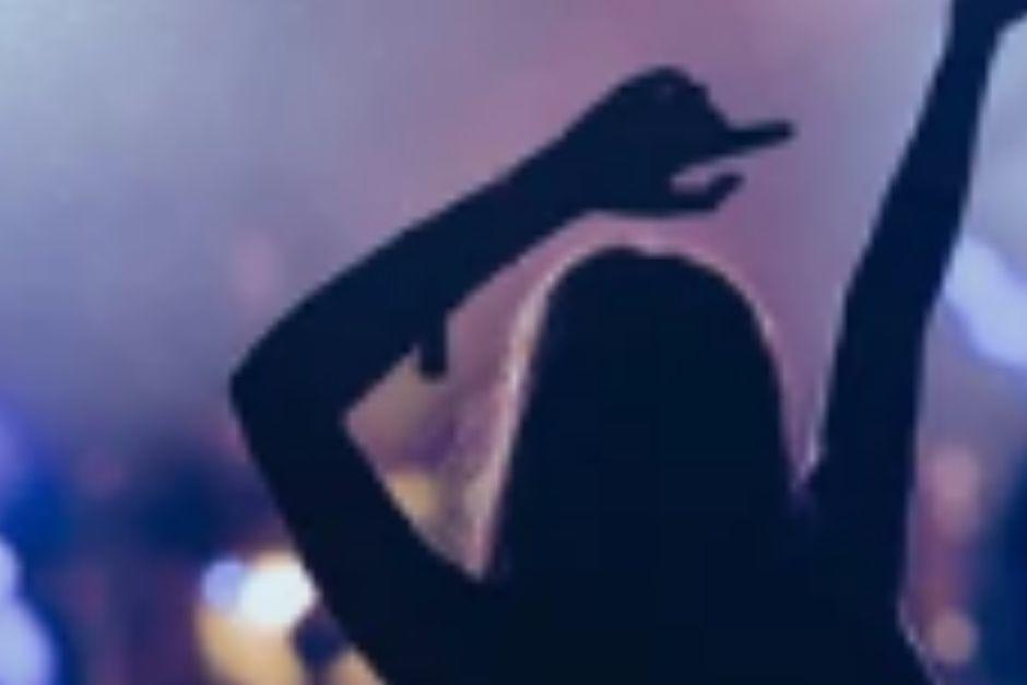 En plena marcha de un vehículo, una mujer arriesgaba su vida haciendo maniobras. (Foto ilustrativa vía: Shutterstock)