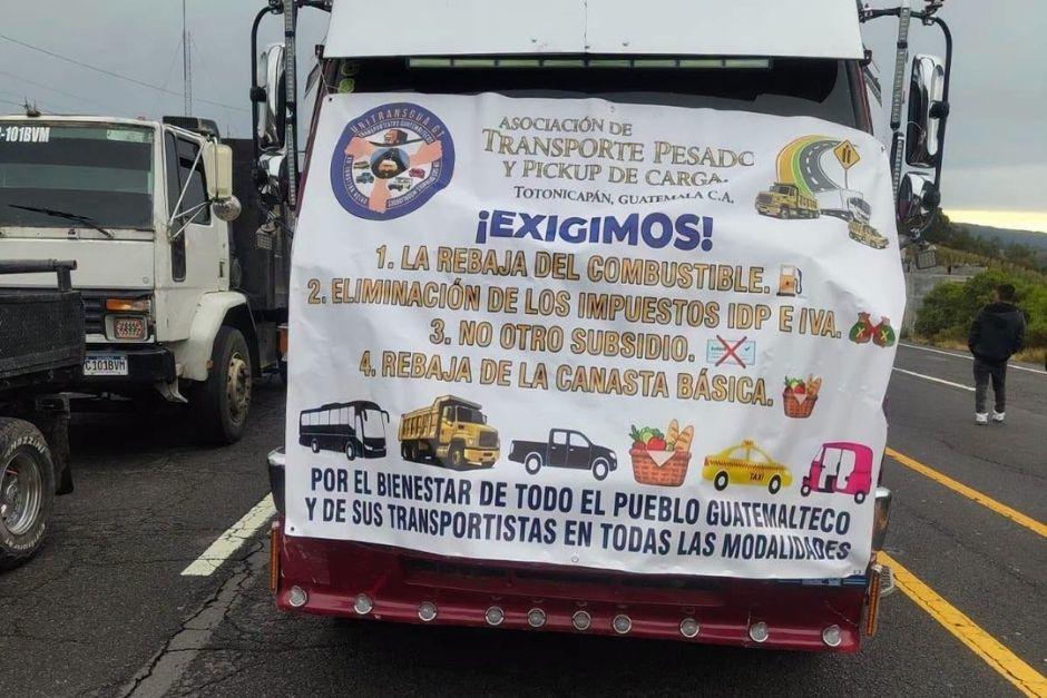 Transportistas se han reunido para bloquear varios puntos del país este lunes. (Foto: Redes sociales)
