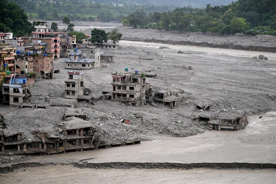 La cifra de muertos sigue incrementándose tras las inundaciones en Nepal y China. (Foto: AFP)