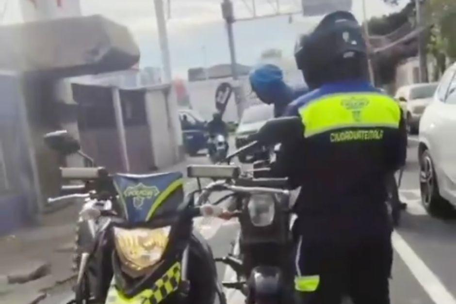 Un motorista incumplió varias normas viales y fue sancionado. (Foto: Captura de video de PMT)