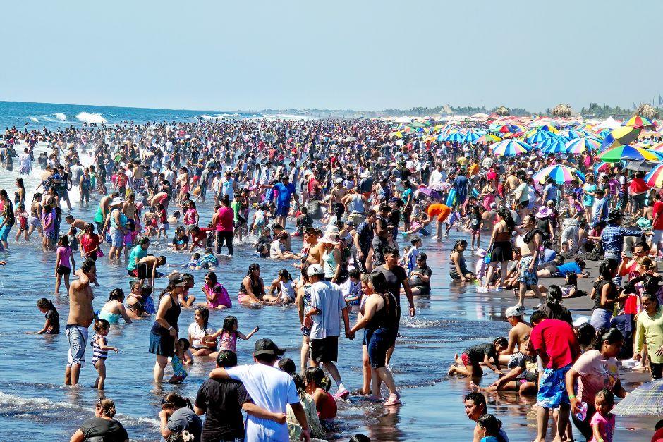 Entre familiares y amigos, los guatemaltecos viajaron a las playas para disfrutar del descanso de Año Nuevo. (Foto: Nuestro Diario)