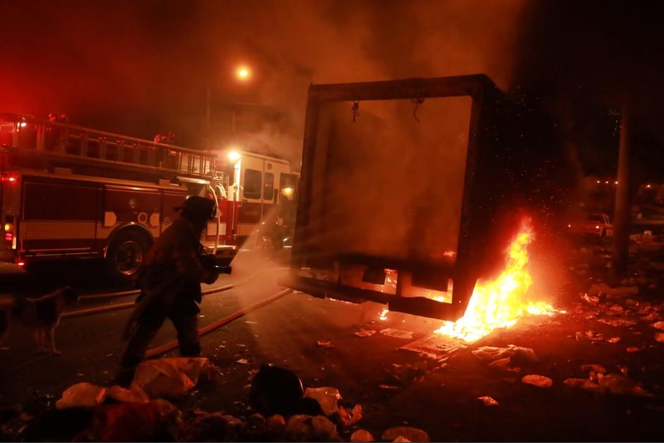 Los socorristas apagaron las llamas durante la medianoche. (Foto: Bomberos Voluntarios)