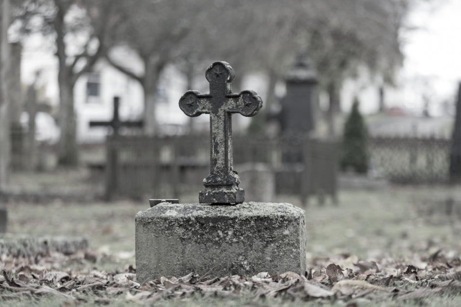 El cuerpo fue sacado del nicho y posteriormente quemado. (Foto: Shutterstock)