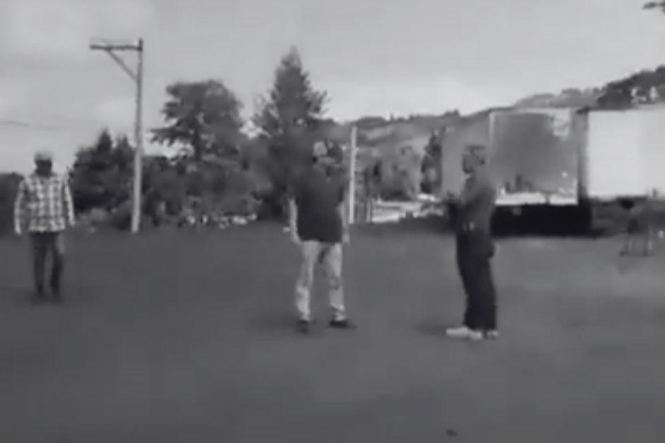 El atacante sacó un arma de fuego y le disparó a un hombre en múltiples ocasiones, acabando con su vida. (Foto: captura de video)