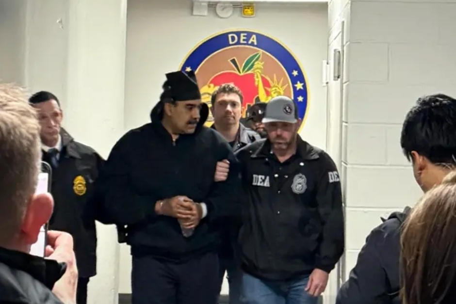 Mientras ingresaba al recinto, Maduro sorprendió al saludar a los presentes. (Foto: captura de video)