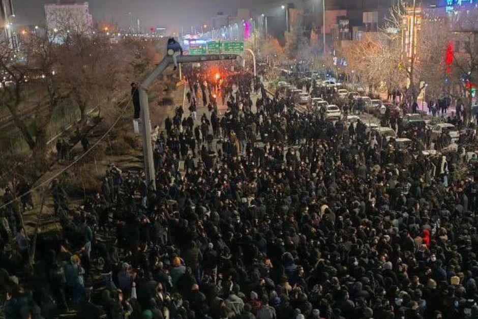 En distintas ciudades de Irán, como Mashhad, cientos de personas salen a las calles a manifestar. (Foto: redes sociales)