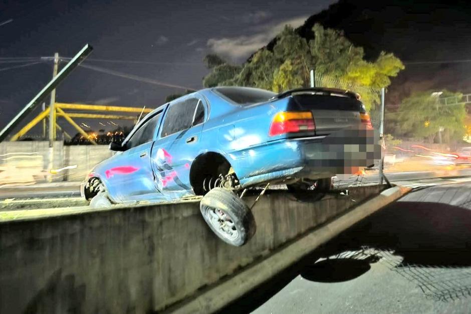 Elementos municipales brindan apoyo para poder retirar el vehículo. (Foto: Redes Sociales)