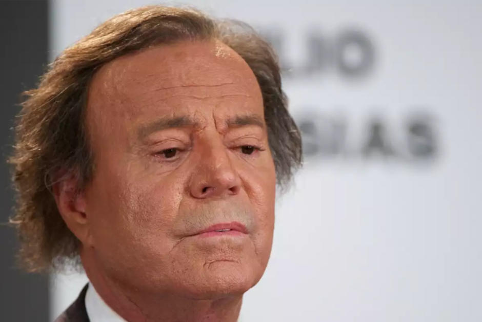 Julio Iglesias aparece con el apoyo de toda su familia. (Foto: AFP) 
