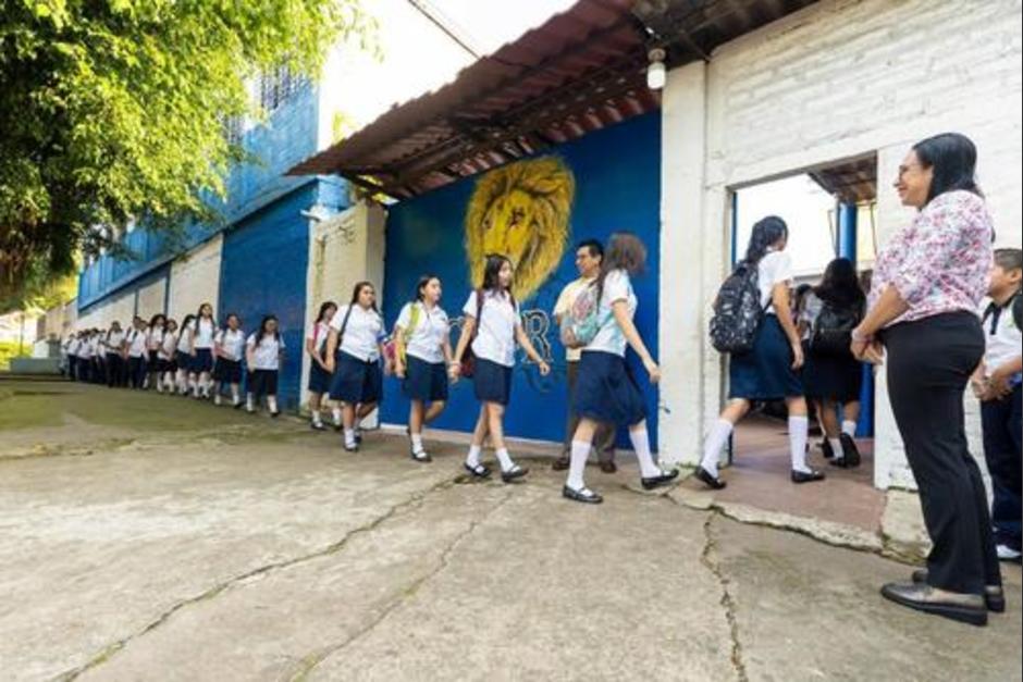 La caja de los más pequeños incluye una tablet. (Foto: Gobierno de El Salvador)