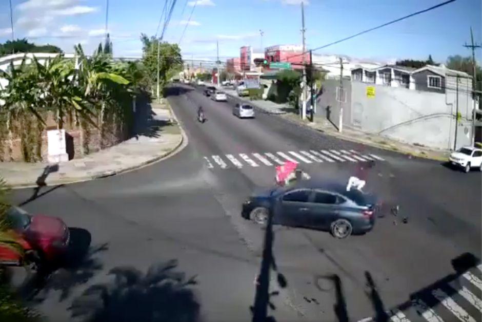 Dos personas resultaron heridas tras el fuerte accidente de tránsito. (Foto: Captura de video)