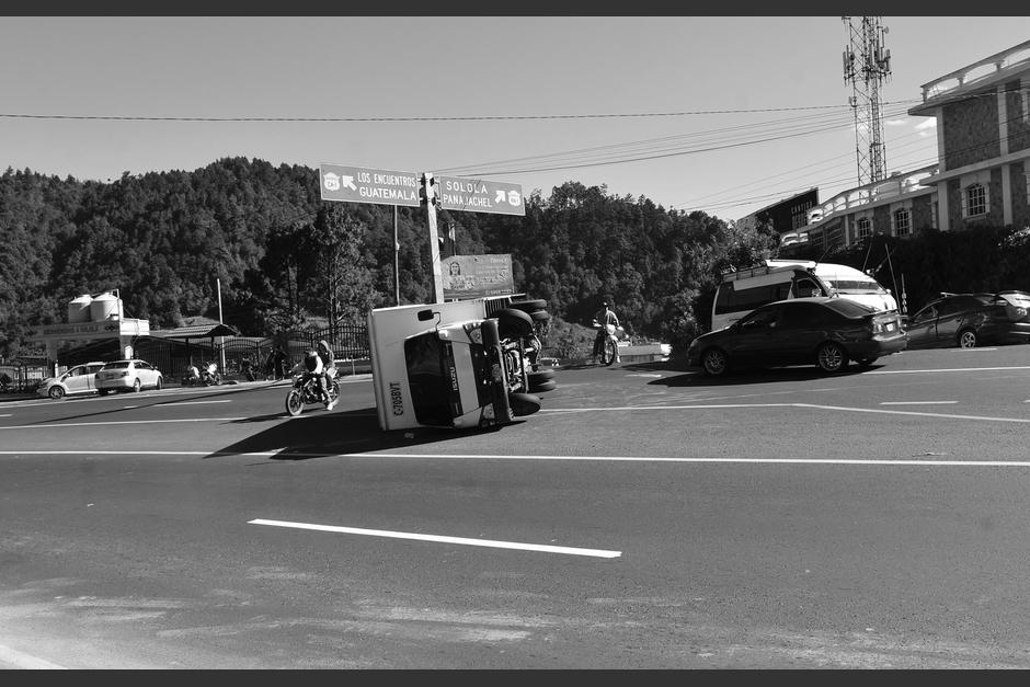 El camión quedó volcado a 60 metros de donde ocurrió el percance. (Foto: Pedro Sicajau/Colaborador)