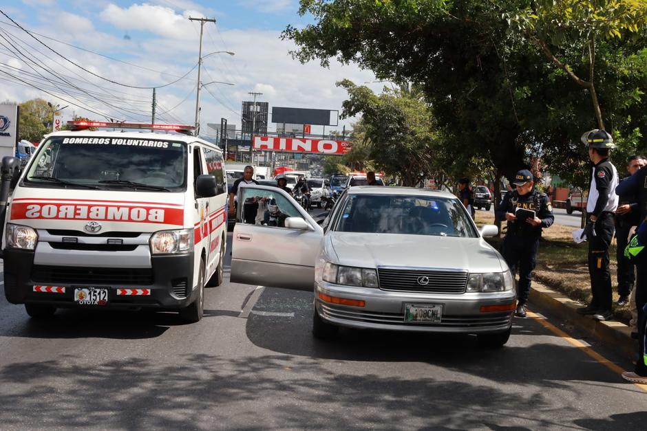 Uno de los vidrios del vehículo fue roto debido a los disparos por arma de fuego. (Foto: Bomberos Voluntarios)