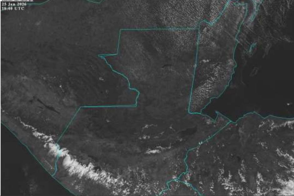 La imagen satelital muestra que un frente frió está ingresa al país por el norte. (Foto: Insivumeh / Soy502)